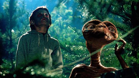 E.T. l'extra-terrestre? Un classico senza tempo sulla scoperta dell'altro e la forza dell'amicizia!