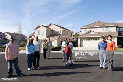 Neighbours! - Un Portrait Visionario della Vita Suburban e una Spettrale Sfida all'Autorità